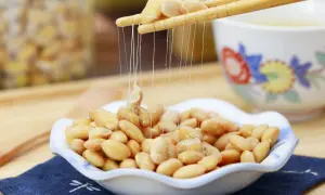 Natto mit Stäbchen wird hochgezogen, Fäden ziehen sich. So einfach kann natto selber machen sein!