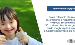 Uśmiechnięta dziewczynka z Zespołem Downa pokazuje kciuk w górę. Nowe wytyczne określają, na jakie choroby można dostać orzeczenie o niepełnosprawności.