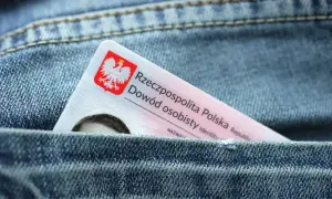 Polski dowód osobisty wsuwany do kieszeni dżinsów. Czy można wziąć kredyt na zastrzeżony dowód?