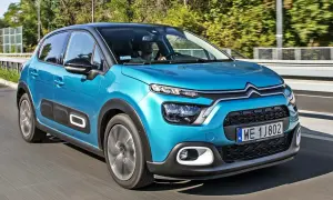 Niebieski Citroen C3 w ruchu. Sprawdź atrakcyjną cenę tego miejskiego auta!