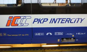 Logo PKP Intercity na boku pociągu. Czy można kupić bilet w pociągu Intercity? Tak, często jest to możliwe.
