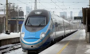 Nowoczesne pendolino w Polsce, gotowe do podróży przez zimowy krajobraz.