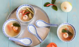 Aromaticzny przepis na zupę tajską z krewetkami, chili i trawą cytrynową. Idealny na rozgrzewający posiłek.