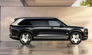 Elegancki, czarny SUV Zeekr 9X z dwukolorowym nadwoziem i unikalnymi felgami stoi w nowoczesnym wnętrzu.