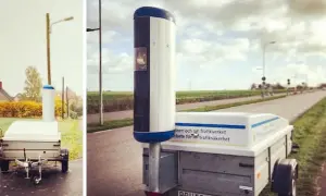 Mobil fartkamera på släp vid vägkanten. Enligt skylten arbetar Trafikverket för trafiksäkerhet.