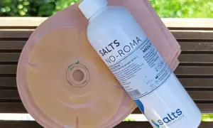Krople neutralizujące zapach stomijne Salts No-Roma pomagają rozwiązać problem, czy stomia śmierdzi. Zestaw do pielęgnacji stomii.