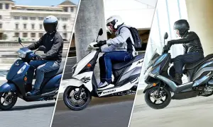 Trzy nowe skutery Suzuki 125 w różnych kolorach: granatowy, biało-szary i grafitowy.
