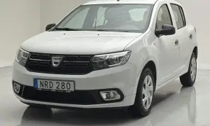 Vit Dacia Sandero begagnad, redo för nya äventyr. En pålitlig bil för vardagen.