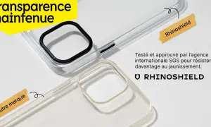 Deux coques transparentes, l'une de marque Rhinoshield, l'autre d'une autre marque, comparées pour leur résistance au jaunissement.