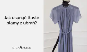 Szare, plisowane sukienki wiszą na wieszaku, obok tekstu "Jak usunąć tłuste plamy z ubrań?".