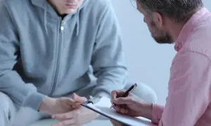 Jaki lekarz leczy nerwicę? Kluczowe informacje, które musisz znać