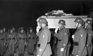 Soldaten tragen den Sarg von Rupprecht von Bayern.