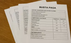 Busta paga con voci come "Retribuzione base" e "Totale contributi versati". Qui si capisce cosa sono i contributi nel dettaglio.