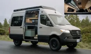 Beżowy Mercedes Sprinter 4x4 z otwartymi drzwiami, ukazujący przytulne wnętrze kampera. Idealny na przygody w terenie.