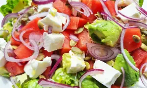 En fräsch melonsallad med fetaost, avokado, rödlök och pumpafrön. En perfekt sommarrätt!