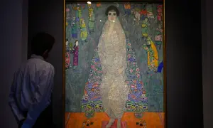 Mężczyzna podziwia portret Adele Bloch-Bauer, najdroższy obraz świata. Dzieło Gustava Klimta zachwyca bogactwem wzorów i kolorów.