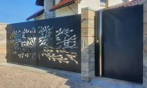 Nowa brama z motywem drzewa, ale elektrozaczep do furtki raz działa raz nie, co irytuje.