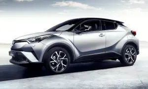 Silver Toyota C-HR Hybrid testbil står på betonggolv.