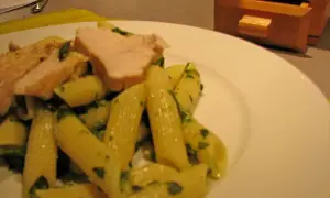 Szybki przepis na makaron penne z kurczakiem i szpinakiem w sosie serowym