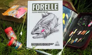 Buch "Forelle" mit Ködern und Angelzubehör. Es zeigt, was frisst eine Forelle, mit vielen Tipps für Angler.