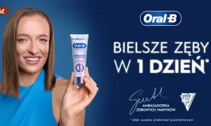 Uśmiechnięta kobieta prezentuje pastę Oral-B Pro 3D White, najlepszą pastę na przebarwienia zębów, obiecując bielsze zęby w 1 dzień.