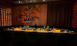 Ein festlich gedeckter Tisch im Alexanderplatz Restaurant "BEAST BERLIN" mit Graffiti-Wand und Glasbausteinen.