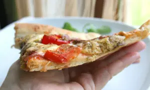 Czy można zrobić pizzę z niewyrośniętego ciasta i jak to zrobić?