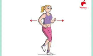 Donna bionda con codino, in tenuta sportiva viola e rosa, che corre sul posto. Le frecce rosse indicano il movimento avanti e indietro, suggerendo di camminare in casa.