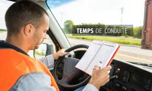 Chauffeur de camion vérifiant son emploi du temps pour le temps de pause.