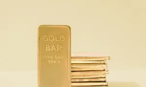 Złote sztabki z napisem "Fine Gold 999.9", symbolizujące inwestycje z akredytacją LBMA.