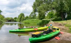 Spływ kajakowy Nidą: Ile kosztuje i jak nie przepłacić?