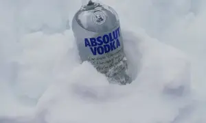 Ile wódki na wesele na osobę? Oblicz idealną ilość dla gości