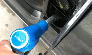 Niebieska dysza z napisem AdBlue® wlewana do baku diesla. To płyn AdBlue, co to jest?