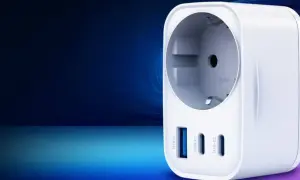 Biała ładowarka z gniazdem sieciowym i portami USB-A, USB-C1, USB-C2. Idealna do szybkiego ładowania iPhone'a, zasilanie do 250V.