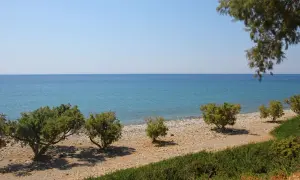 Kieselstrand mit Tamarisken und dem blauen Meer bei Paleochora, Kreta.