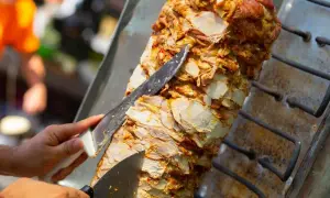 Kebab z kurczakiem: Ile ma kalorii? Zaskocz się i jedz mądrze!