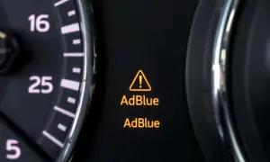 Tableau de bord d'une voiture affichant un voyant AdBlue allumé, signalant un problème avec le système AdBlue.
