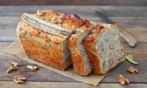 Leckeres Bananenbrot, perfekt für ein Bananenbrot Rezept mit Kindern. Mit Nüssen und Bananenstücken verfeinert.