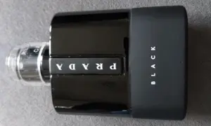 Elegancka, czarna butelka perfum Prada Black z białym logo.