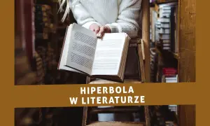 Otwarta księga w bibliotece, z tekstem "Hiperbola w literaturze".
