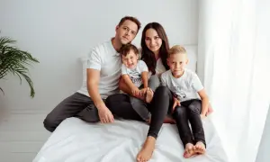 Rodzina w białych koszulkach i szarych spodniach. Inspiracja na sesja rodzinna jak się ubrać: prostota i jednolitość.