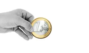 Mano che tiene una moneta da 1 euro. Domanda: entro quanto tempo si può revocare una donazione?