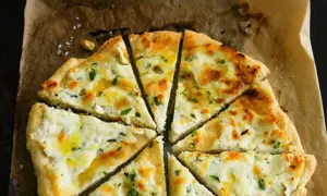 Pizza bianco med krämig ost och örter, ett enkelt recept för en läcker måltid.