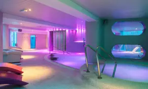 Relájate en los modernos spas en Benidorm, con piscinas termales, luces de neón y cómodas tumbonas.