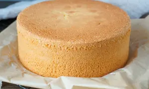 Ein goldbrauner, luftiger Tortenboden, perfekt für ein 3-Schichten-Rezept.