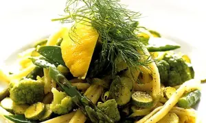 Pasta med romanesco, sparris och citron. Ett härligt romanesco recept för en fräsch måltid.