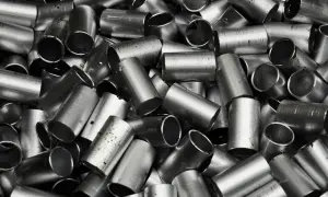 Stal nierdzewna, czyli inox, to materiał, z którego wykonano te metalowe rury.