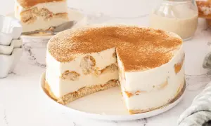 Tarta de horchata y fartons, cremosa y espolvoreada con canela. Una porción ya servida.