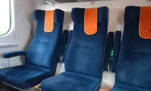 Wybierając miejsce w intercity, zwróć uwagę na numer 56. Siedzenia są wygodne, z pomarańczowymi zagłówkami.