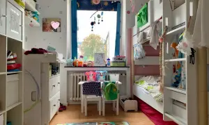 Ein gemütliches Kinderzimmer für einen Jungen von 7 Jahren, mit Hochbett, Spielzeug und einem bunten Teppich.